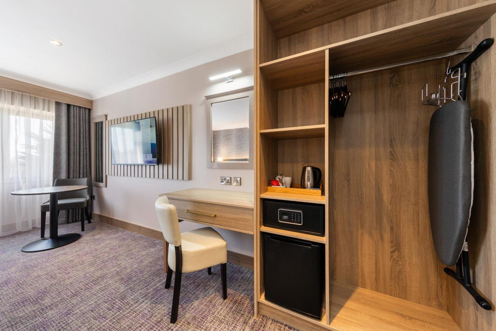 Rochestown Lodge Hotel Дун-Лэаре Экстерьер фото