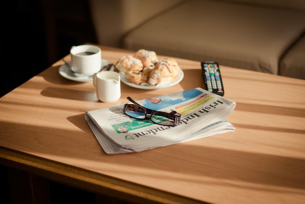 Rochestown Lodge Hotel Дун-Лэаре Экстерьер фото