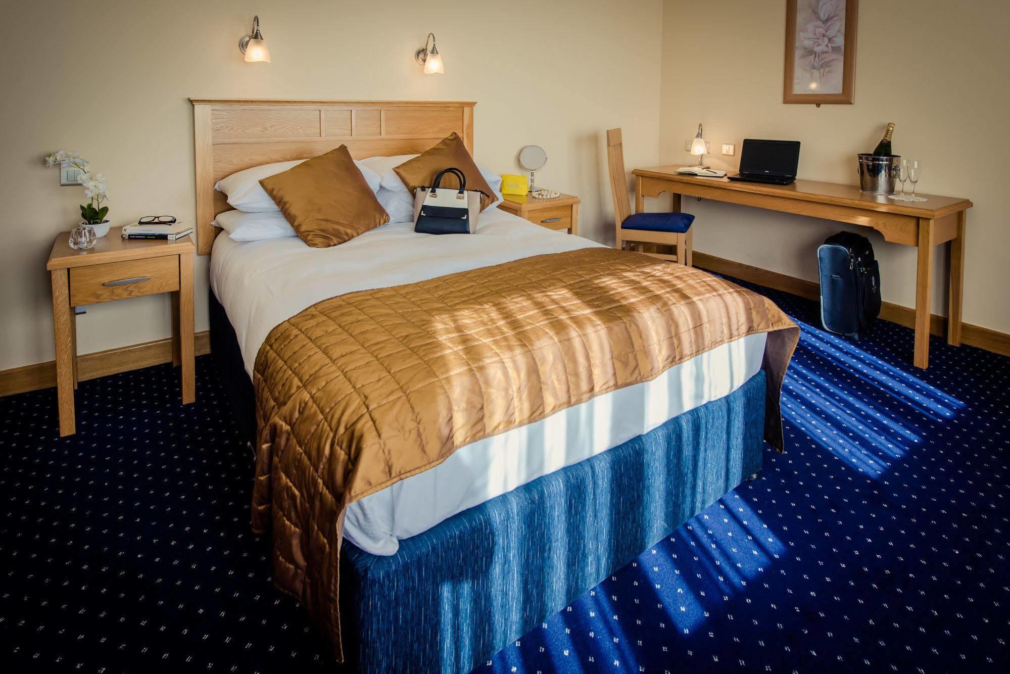 Rochestown Lodge Hotel Дун-Лэаре Экстерьер фото